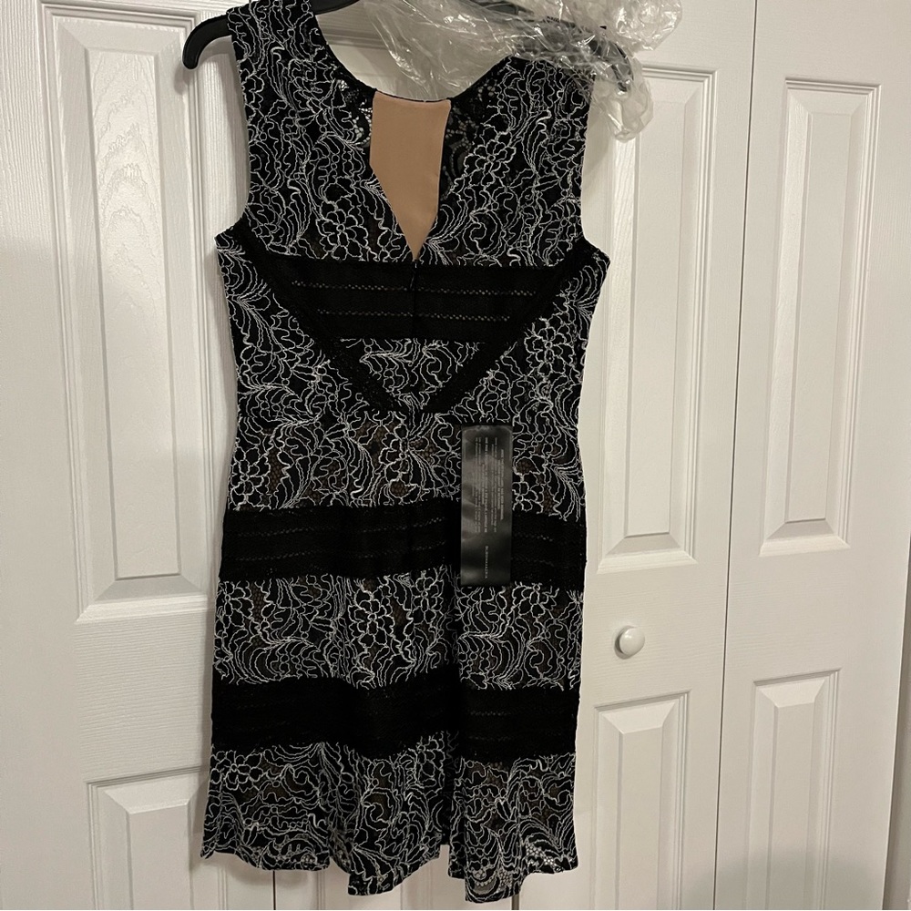 Lace illusion sleeveless cocktail dress - Picture 8 of 8